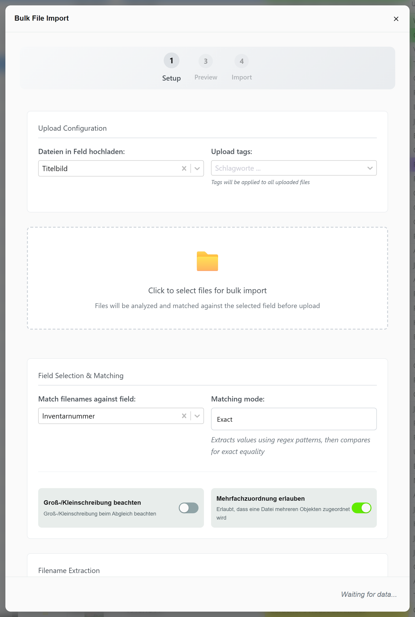 Dialog Bulk File Import im Schritt Setup. Dateien in Feld hochladen: Titelbild, Abgleich der Dateinamen gegen das Feld Inventarnummer im Modus Exact, darunter die Schalter für Groß- und Kleinschreibung und Mehrfachzuordnung.