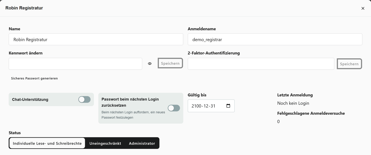 Dialog des Kontos „Robin Registratur“ mit Name, Anmeldename, Kennwort ändern, 2-Faktor-Authentifizierung, den Schaltern Chat-Unterstützung und Passwort beim nächsten Login zurücksetzen, Gültig bis, letzter Anmeldung und der Statusauswahl „Individuelle Lese- und Schreibrechte“, „Uneingeschränkt“, „Administrator“.