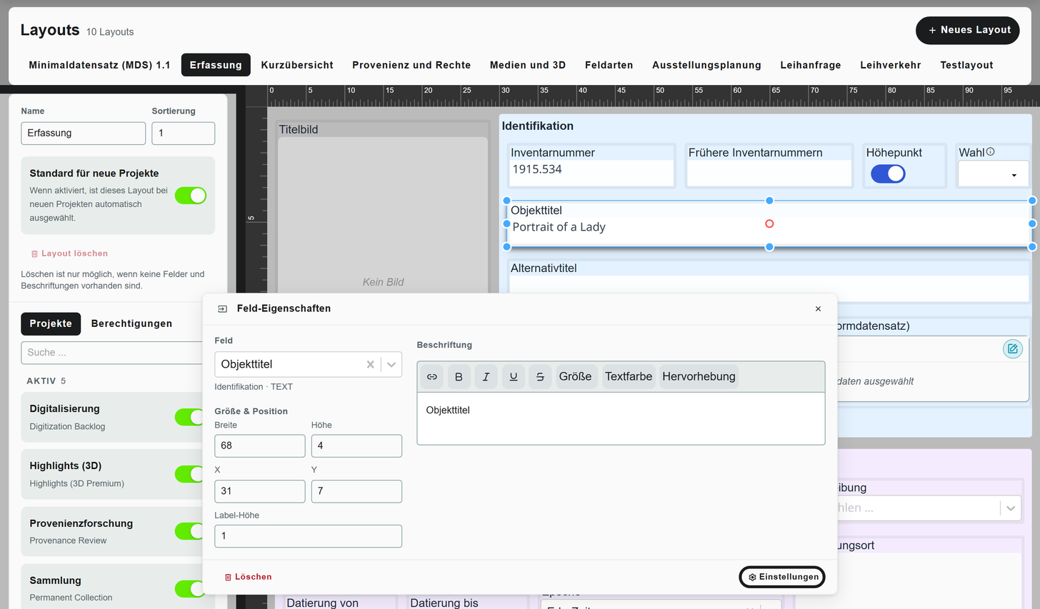 Layout-Editor mit dem Layout „Erfassung“: oben die Layouts als Reiter, links Name, Sortierung und die Projekte des Layouts, in der Mitte das Raster mit Lineal und den Feldkacheln. Die Kachel „Objekttitel“ ist gewählt, darüber schwebt das Fenster „Feld-Eigenschaften“ mit Feld, Größe und Position, Label-Höhe und Beschriftung.