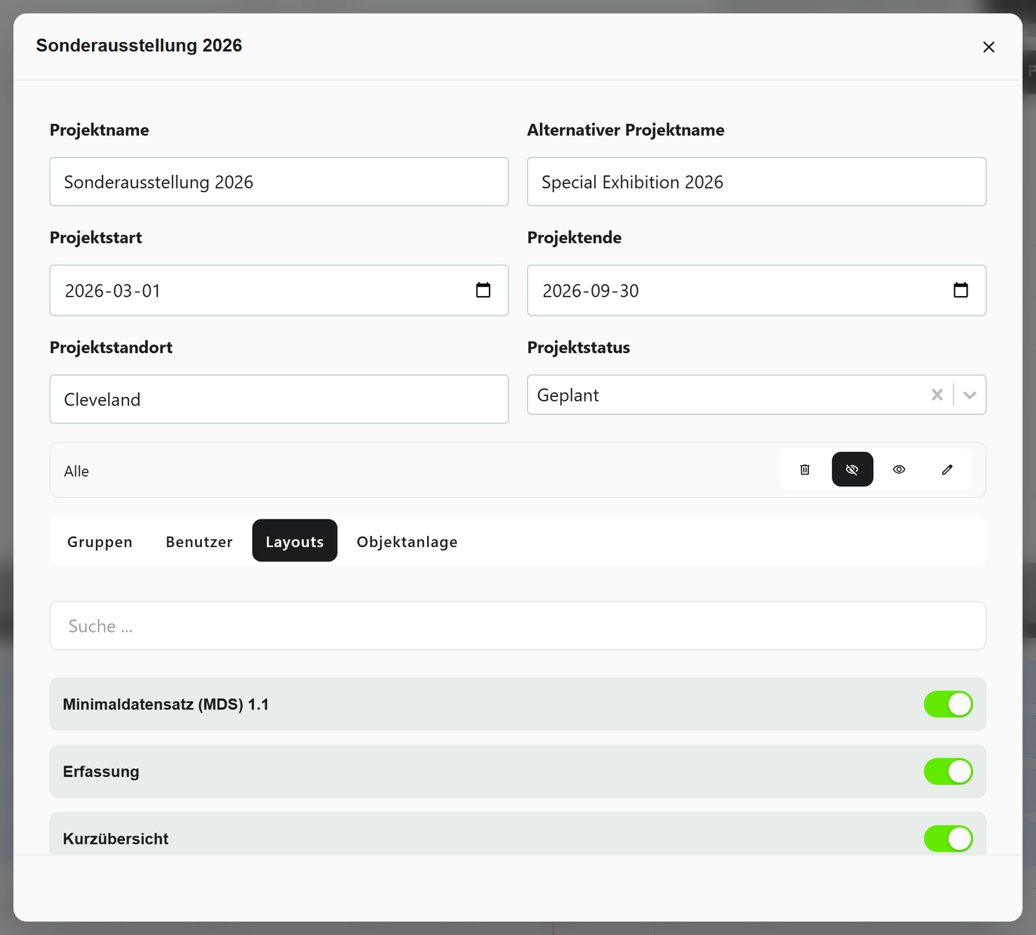 Dialog mit den Projektdetails der „Sonderausstellung 2026“: oben Projektname, Zeitraum, Standort und Status, darunter die Reiter Gruppen, Benutzer, Layouts und Objektanlage. Im Reiter Layouts ist je Layout ein Schalter zu sehen.